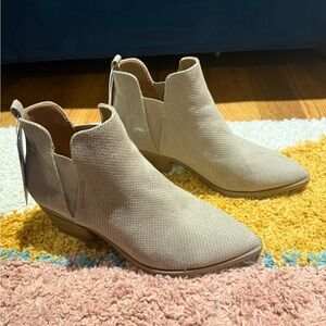 Universal Thread Taupe Sylvie Ankle Booties